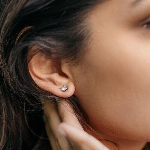 Tweedekans Yolora Dames Oorbellen - Ronde Kalpa Camaka Kristallen - Zilverkleurig - 18K Witgoud Verguld - Vrouwen Oorknoppen Zilver - Oorknopjes - Sieraden - Luxe Giftbox - Geschenkdoos - Cadeau doos - Exclusieve Geschenkverpakking - Mooie Cadeauverpakking